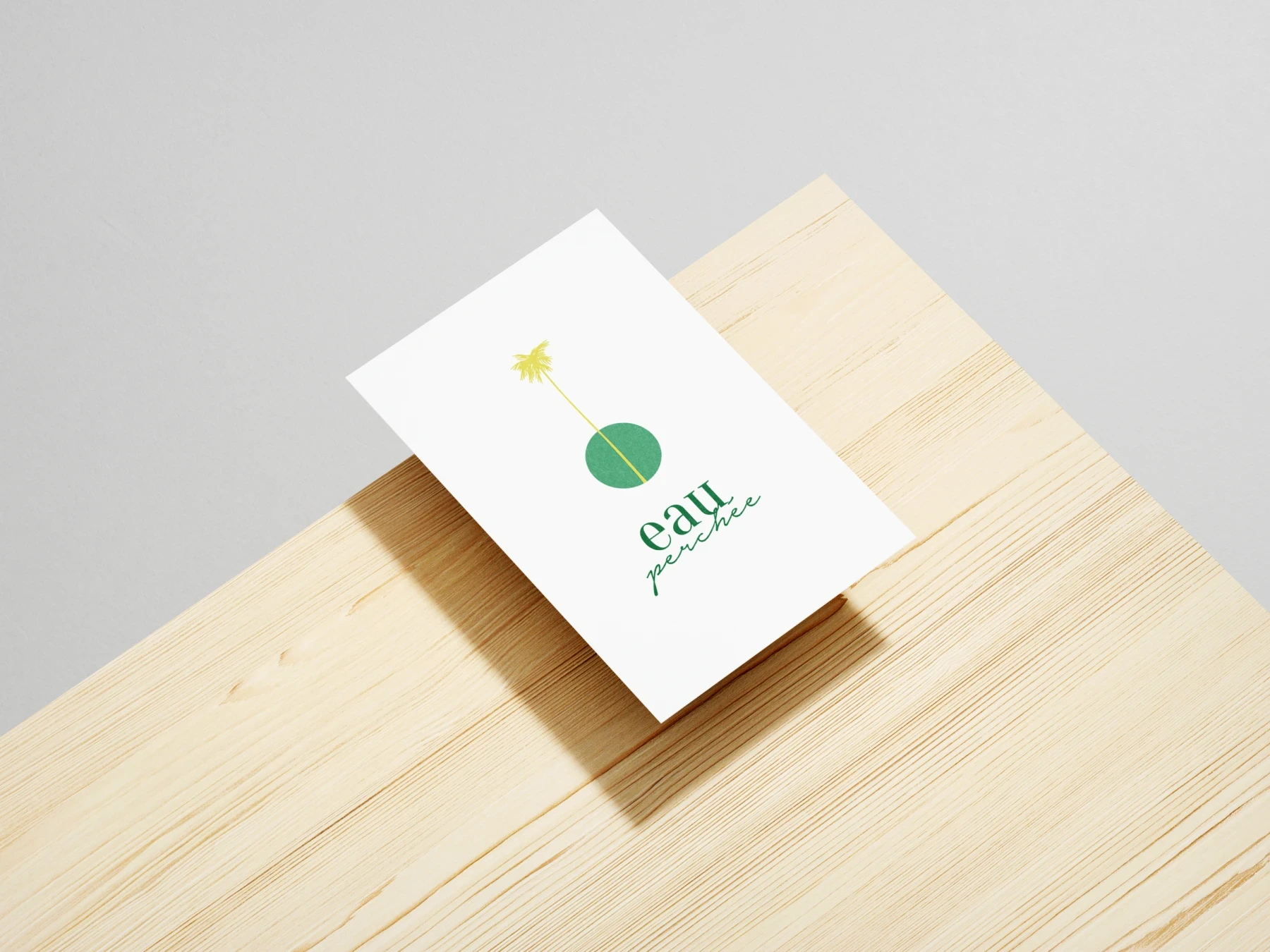 Carte de visite Eau Perchée au motif de palmier vert et jaune.