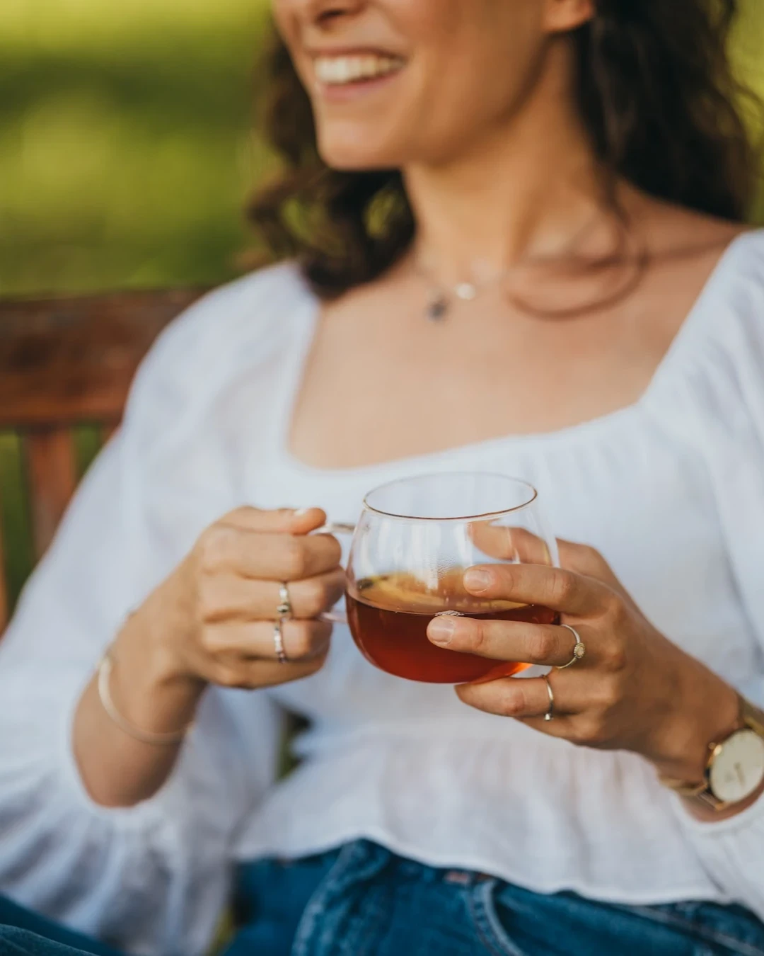 Une femme tenant une tasse de thé Corson.